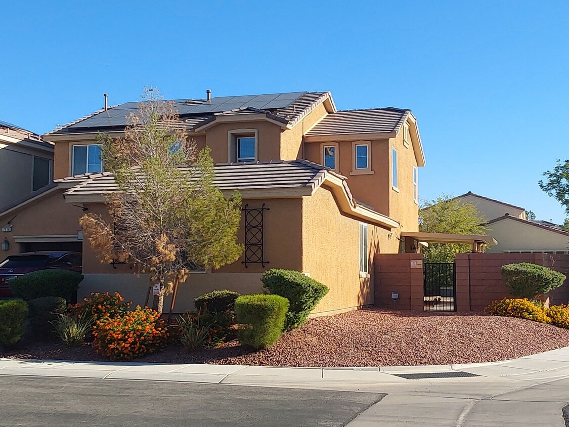 Primary Photo - Stunning 5 Bedroom Home Near Aliante Casino