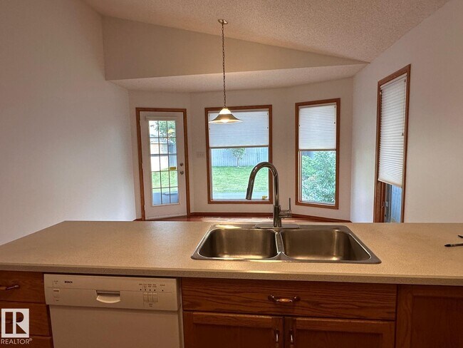 Photo du bâtiment - 643 Jenner Cove NW