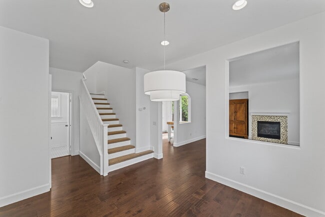 Foto del edificio - "Charming 3-Bedroom Haven with 2.5 Baths in Santa Clarita – Spacious 1694 Sq Ft Home Awaits!"