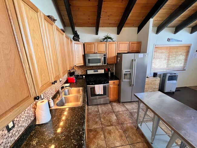 Building Photo - Fully Furnished Rental