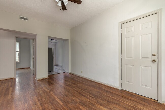 Foto del edificio - 6042 Kingsbury Ave