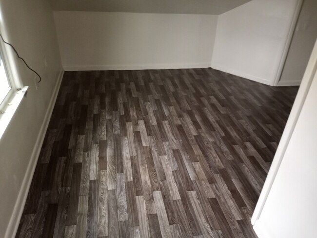 Building Photo - Spacious 4Bdrm