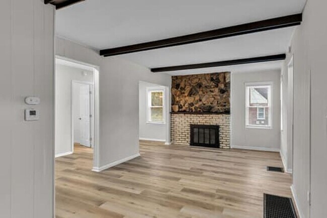 Foto del edificio - 6202 Mayflower Ave