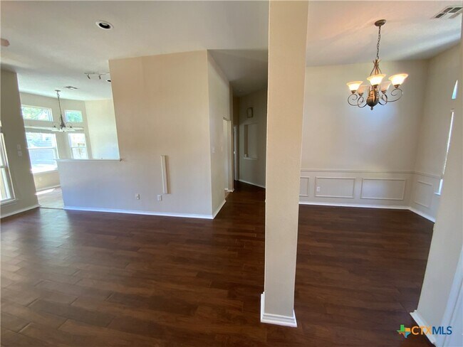 Building Photo - 2823 Butterfly Dr