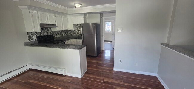 Building Photo - 678 Savin Ave