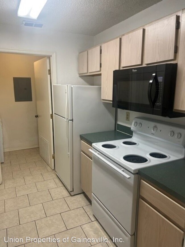 Building Photo - 2 br, 2 bath House - 3705 SW 27th St #1125