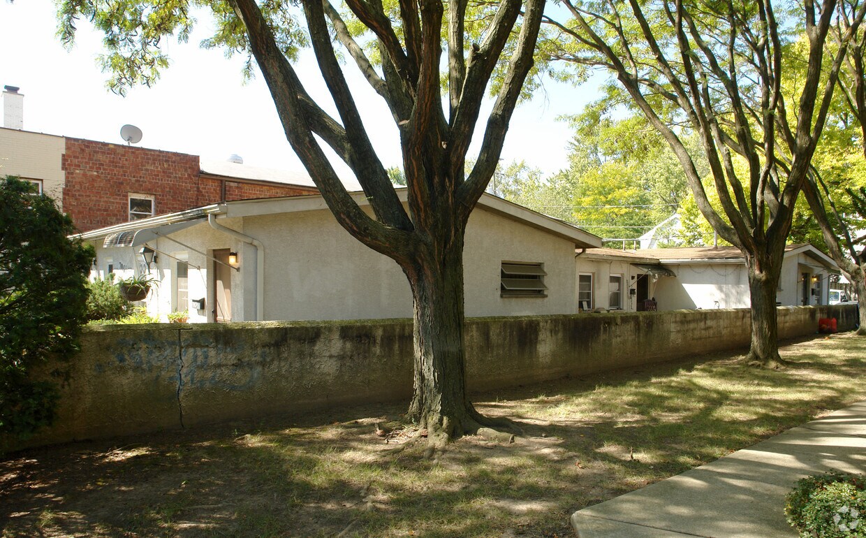 Primary Photo - 3061 Indianola Ave