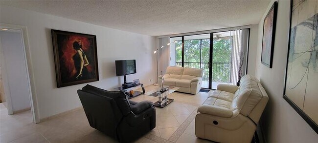 Foto del edificio - 16175 Golf Club Rd