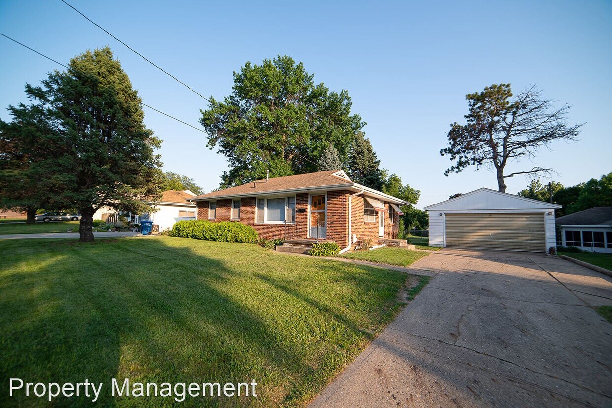 Primary Photo - 3 br, 1 bath House - 2733 E Jefferson Avenue