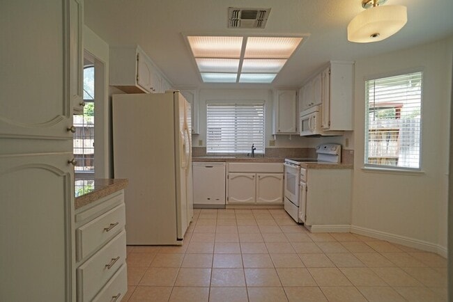 Building Photo - beautiful 3-bedroom, 2-bathroom single-story home in Roseville!