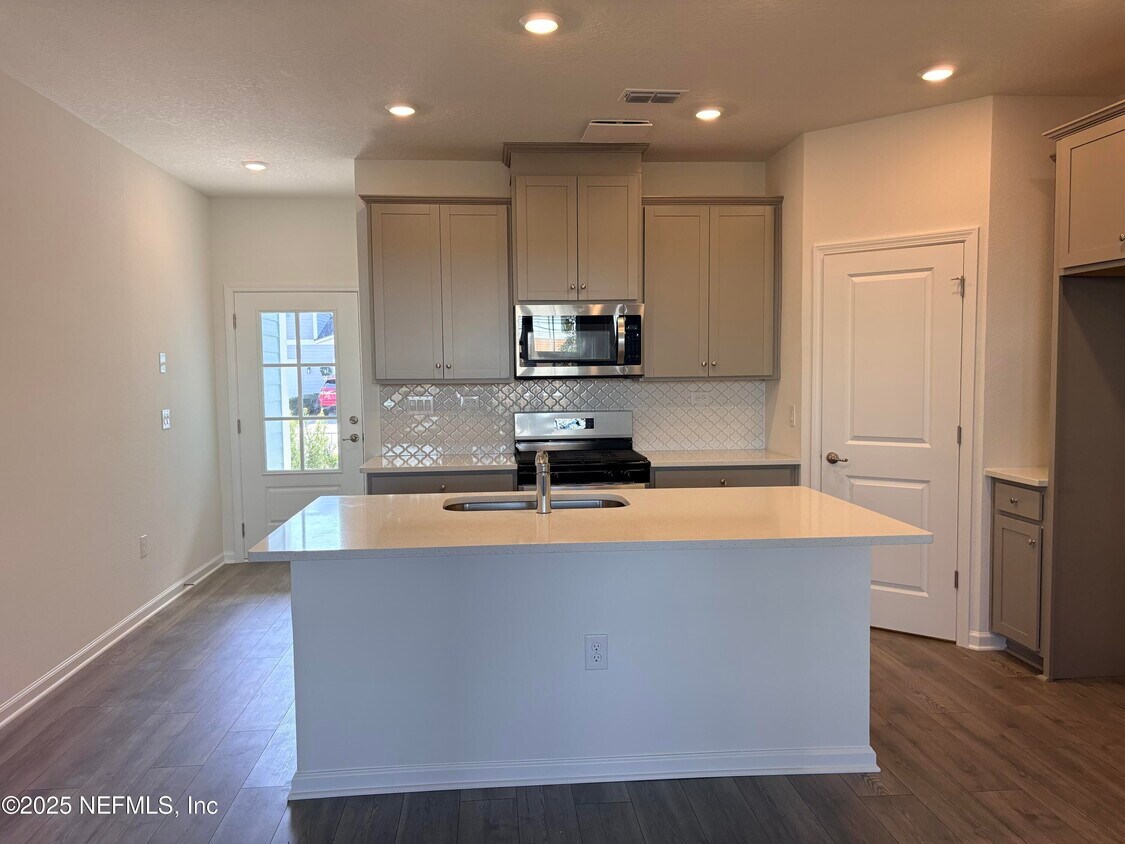 Foto del edificio - 193 Brandon Lks Dr