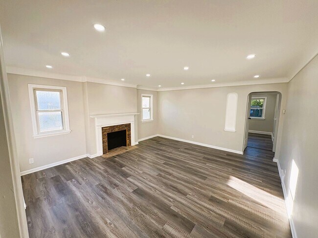 Foto del edificio - 4-Bedroom Home with Finished Basement & Mo...
