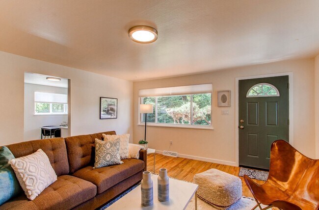Foto del edificio - Charming 2BR Duplex in Lakewood by Crown H...