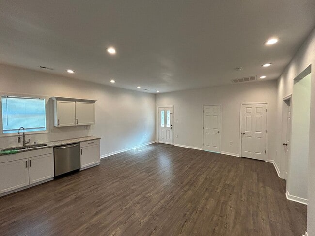 Building Photo - 1404 Miller Ave