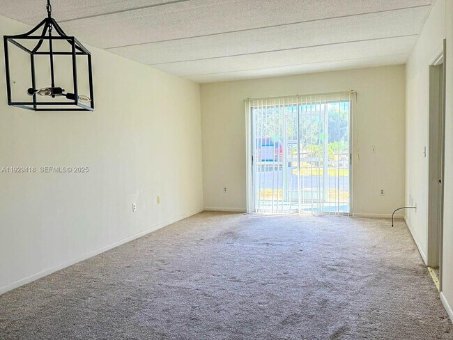 Foto del edificio - 649 S Tamiami Trl