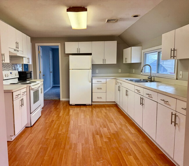 Kitchen - 285 Payne Ave