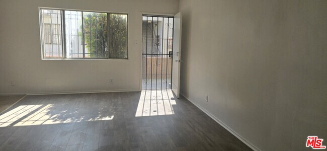 Foto del edificio - 2630 S La Salle Ave