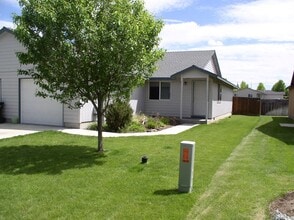 Building Photo - 2012 NW Elm Ave