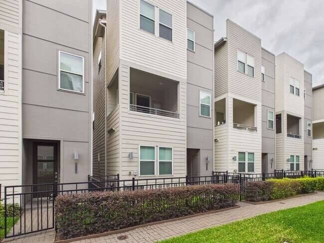 Foto del edificio - 2711 Clinton Dr