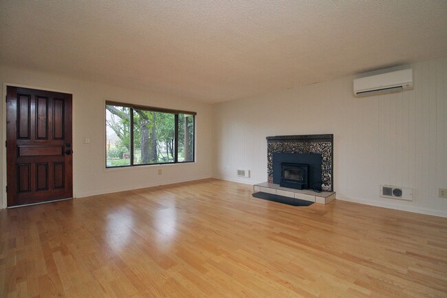 Building Photo - Beautiful Oregon City 3 bedroom, 2 bath Ra...