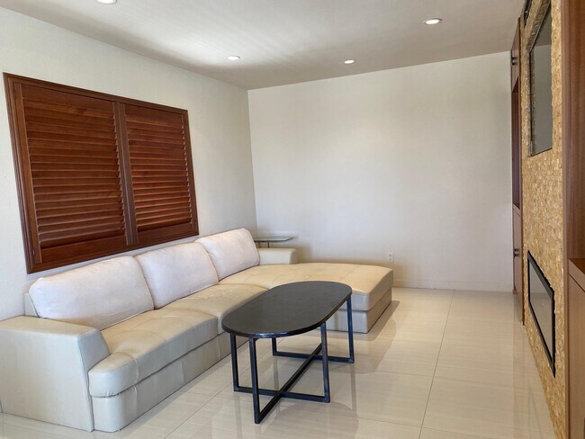 Building Photo - 2104 Southridge Dr