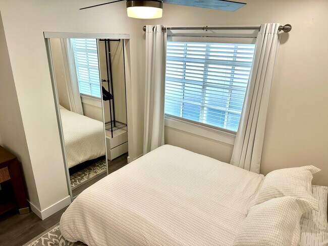 Nuevas puertas de armario con espejo. - 3038 E St