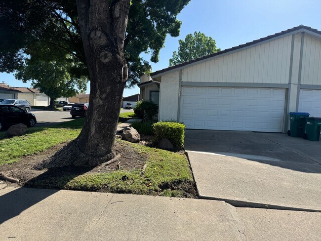 Foto del edificio - 2 bed 2 bath with 2 car garage