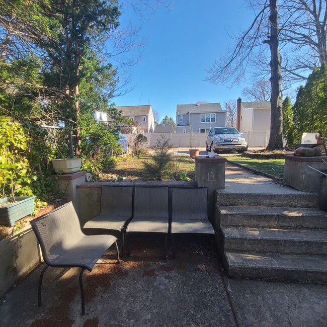 Building Photo - 5 Bed, 3 Bath home in Havertown
