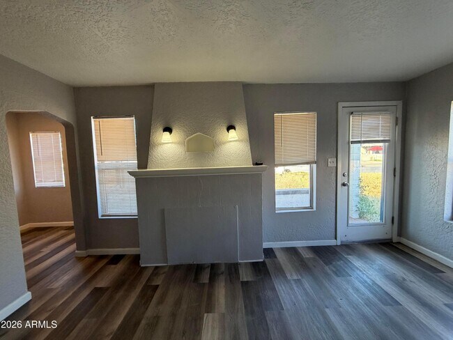 Foto del edificio - 1833 E Harvard St