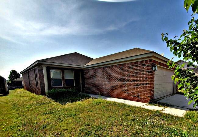 Building Photo - ***MOVE IN SPECIAL** Madison - 3 BR / 2 BA...