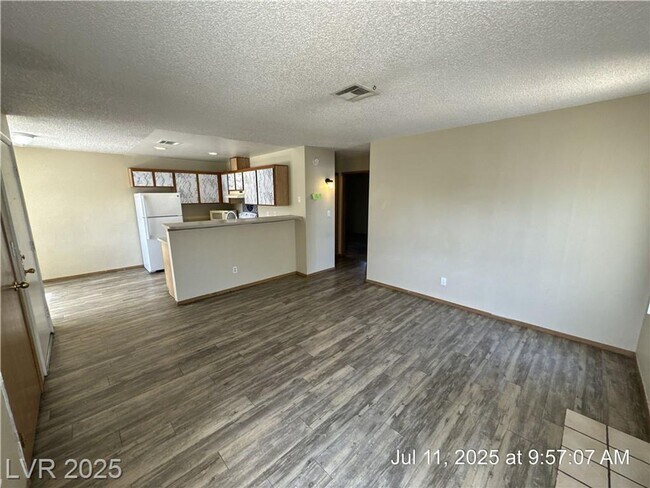 Foto del edificio - UPSTAIRS 2 BEDROOM UNIT ON THE EASTSIDE!