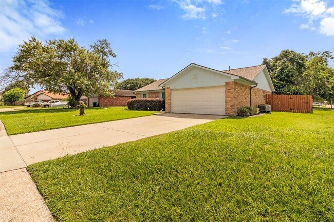Foto del edificio - 16319 Pitch Pine Dr