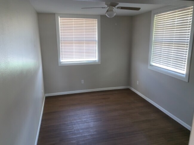 Foto del edificio - 906 Magnusson Ave