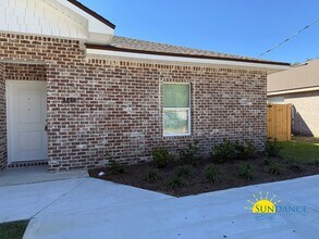 Building Photo - 686 Reeves Dr