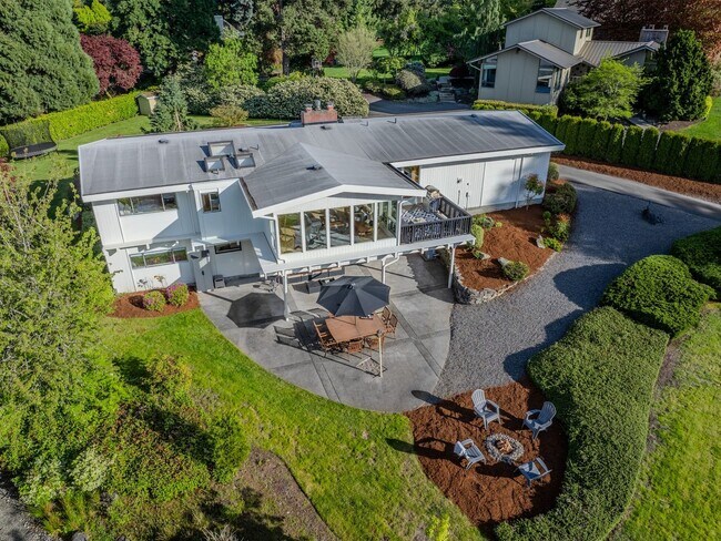 Building Photo - 6 Bedroom Single Family Home in Desirable ...