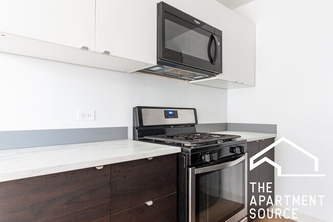Foto del edificio - 2756 N Pine Grove Ave