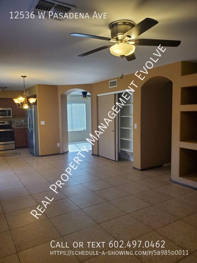 Foto del edificio - Large 2 Story Home