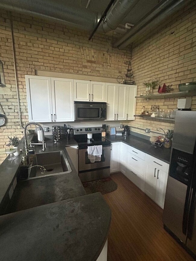 Foto del edificio - 2 bed/ 1 bath corner condo