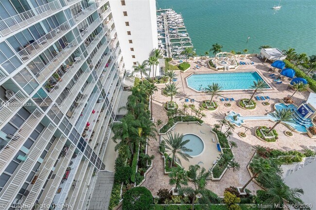 Foto del edificio - 7601 E Treasure Dr