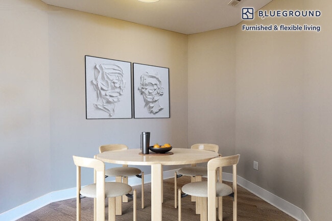 Foto del edificio - 240 E Shore Rd