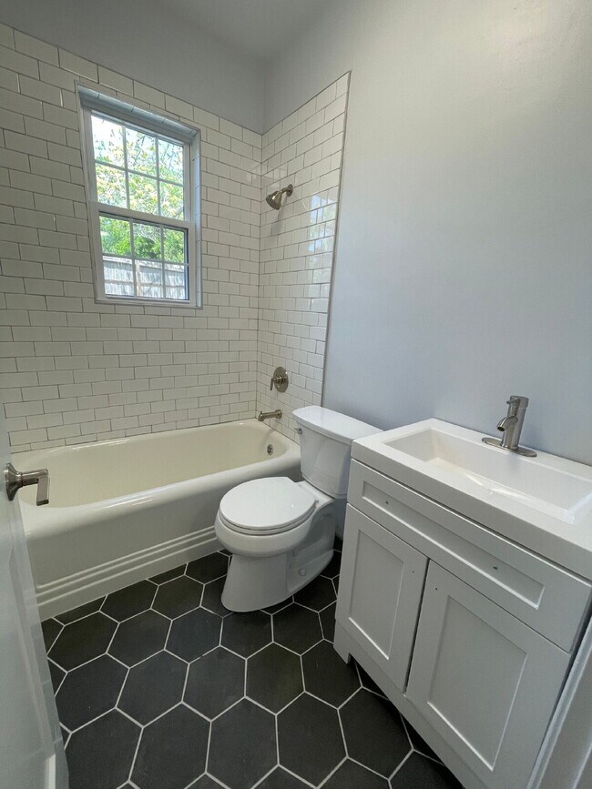 Foto del edificio - Recently remodeled 2/1 in Midtown!