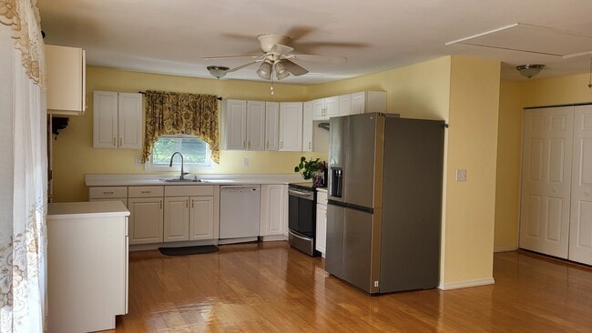 Kitchen - 141 Sycamore Cir