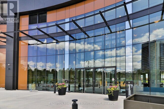 Photo du bâtiment - 18 Esther Shiner Blvd