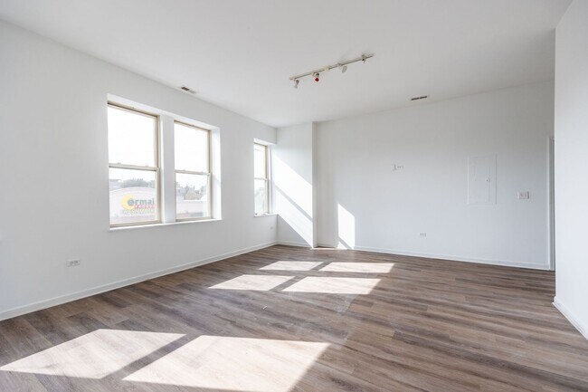 Foto del edificio - Spacious 2BR/2.5BA Duplex-Up in Humboldt Park with In-Unit Laundry!