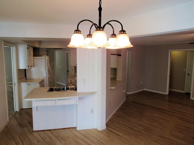 Building Photo - 2225 Pine View Cir