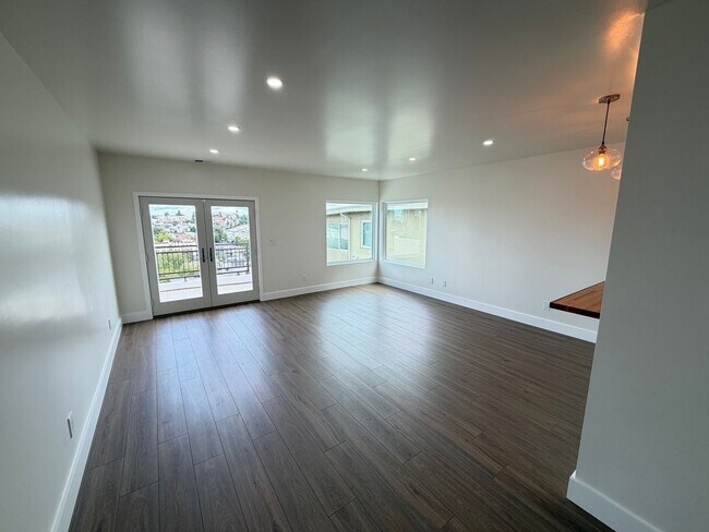 Foto del edificio - MERRITT AVE TRI-PLEX