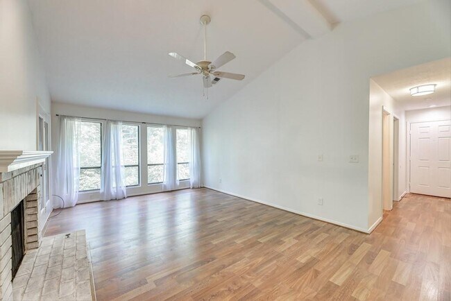 Foto del edificio - 529 Warm Springs Cir