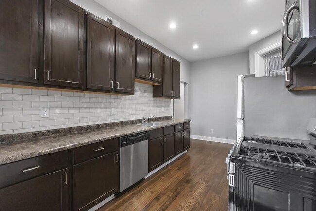 Foto del edificio - 3 bedroom in Chicago IL 60618