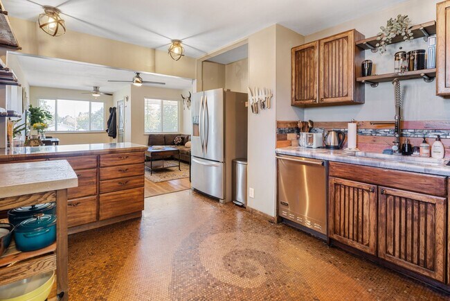 Foto del edificio - Spacious 2bd/2ba Home in Denver, CO! (PLUS 2 additional non-conforming rooms & office)
