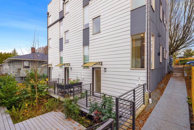 Foto del edificio - West Seattle Townhome - 2 Bedroom PLUS Den